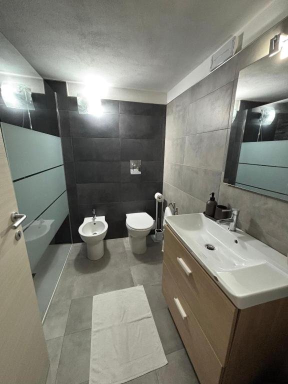 Bathroom with stone tiles